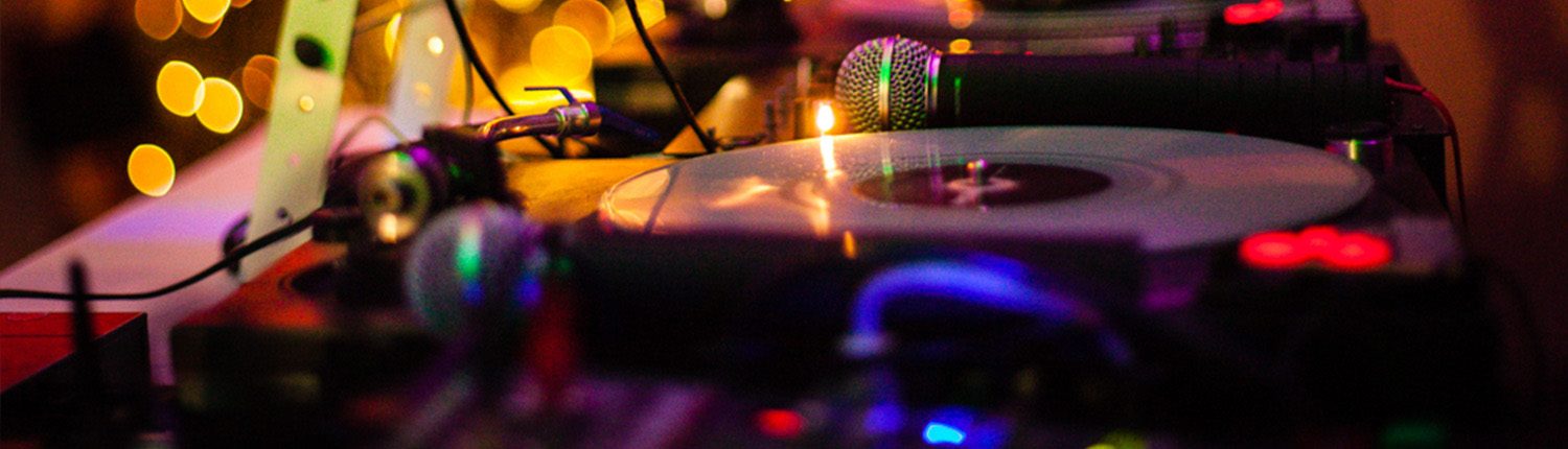 Professionelles DJ Equipment ist alleine kein Garant, aber unbedingt notwendig für den Erfolg eines Events auf hohem Niveau.