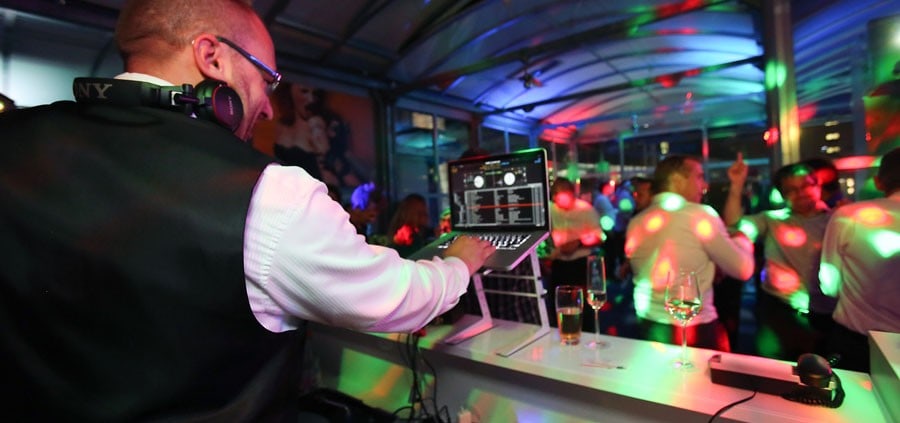 DJ Six im Einsatz auf Messestand Party