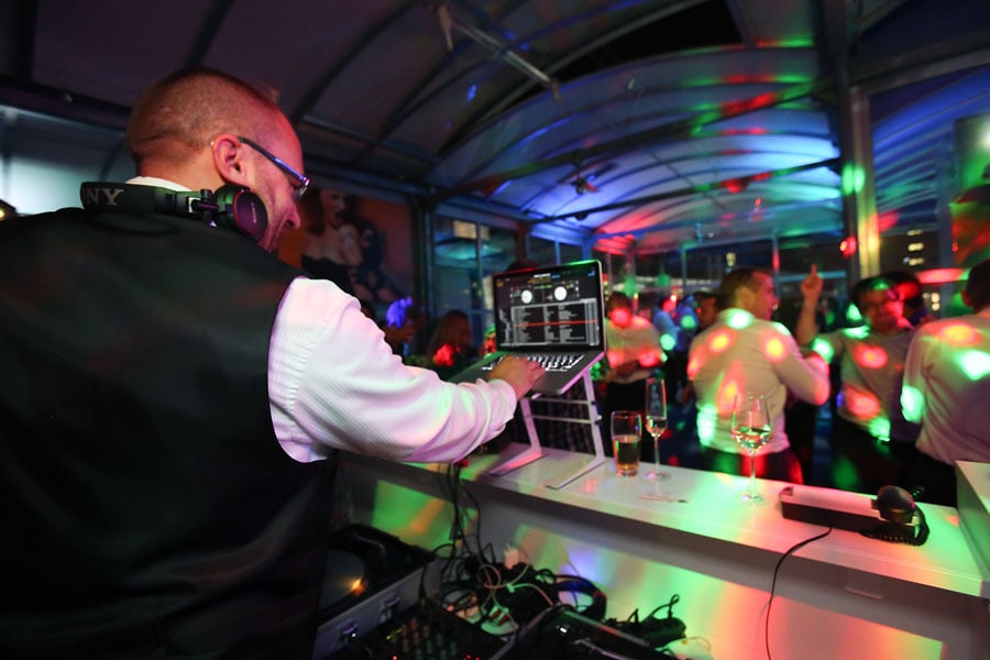 DJ Six im Einsatz auf Messestand Party